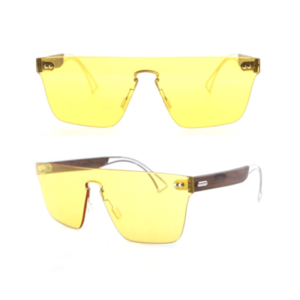 amarillas transparentes viajero gafas de sol en madera
