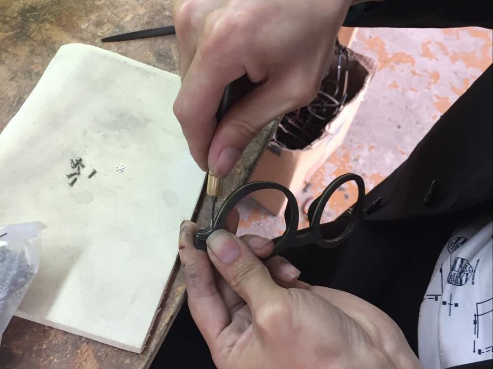 Montaje enrosca los tornillos - fabricación de gafas de madera