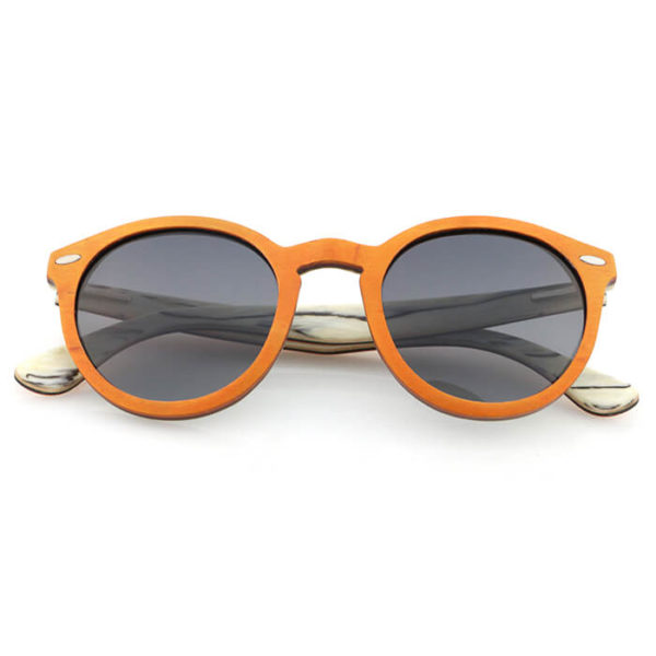 monopatín naranja laminado madera gafas de sol