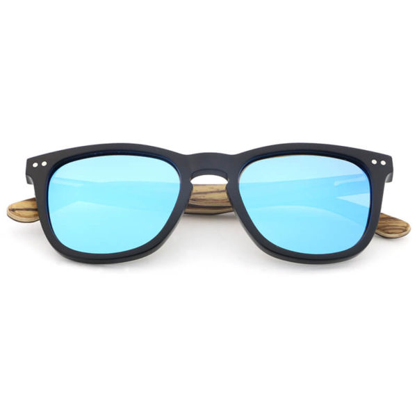 azules gafas de sol en madera
