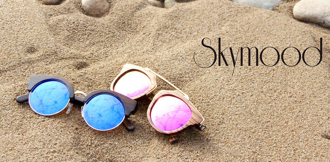 gafas de sol de madera en la playa