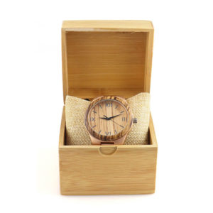 reloj de madera combinado con acero inoxidable.
